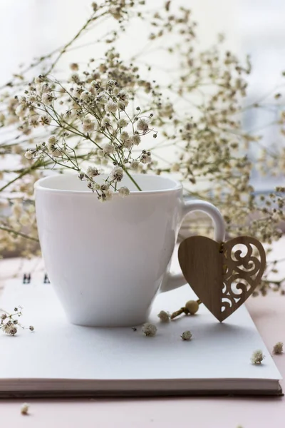 Trä Hjärta Och Vitt Porslin Cup Med Bukett Små Vita — Stockfoto