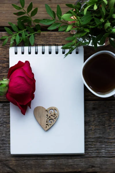 Valentijnsdag Achtergrond Rode Roos Schrijfpapier Thee Koffie Houten Achtergrond — Stockfoto