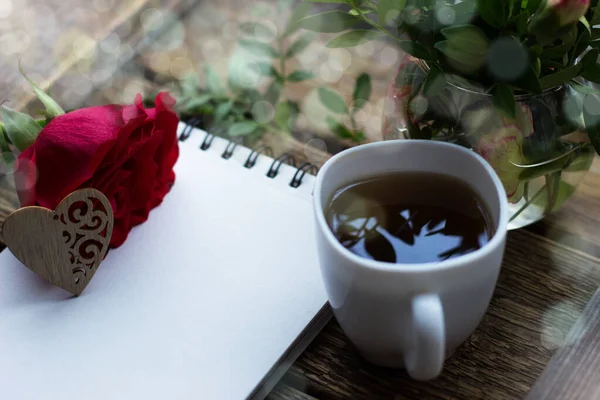 Valentijnsdag Achtergrond Rode Roos Schrijfpapier Thee Koffie Houten Achtergrond — Stockfoto