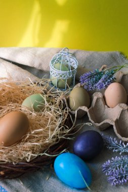 Paskalya sarısı arka plan ve paskalya renkli yumurtalar