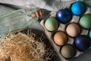 Paskalya sarısı arka plan ve paskalya renkli yumurtalar