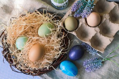 Paskalya sarısı arka plan ve paskalya renkli yumurtalar