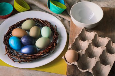 Paskalya sarısı arka plan ve paskalya renkli yumurtalar