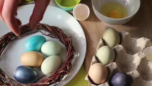 Кухні Чоловічих Рук Переходимо Красивих Барвистих Великодніх Яєць Коробці — стокове відео