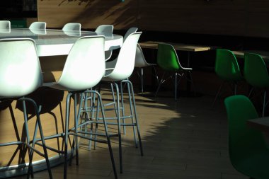 boş bir kafe, insan yok, boş masalar ve sandalyeler, bir salgın