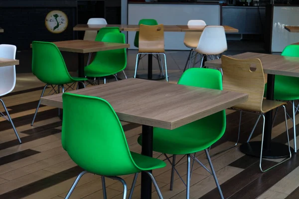boş bir kafe, insan yok, boş masalar ve sandalyeler, bir salgın
