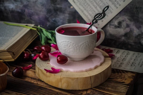 Een Witte Beker Met Thee Koffie Rode Kersen Naast Bloemen — Stockfoto