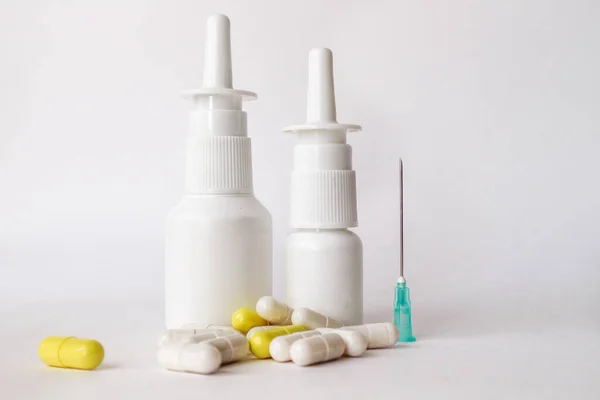 İlaçlar, plastik şişelerde düşüşler, beyaz arka planda haplar, salgın hastalıklar, salgın hastalıklar