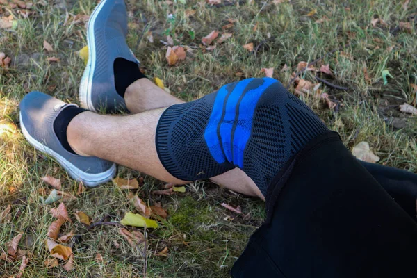 Homme Une Attelle Orthopédique Sur Jambe Vue Dessus Images De Stock Libres De Droits