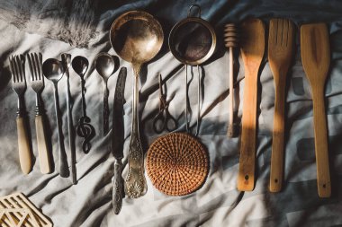 Masa takımı çatalları, beyaz arkaplanda kaşıklar