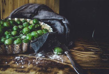 Koyu ahşap arka planda meyveli turta.