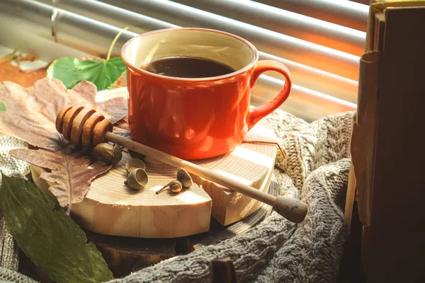 Höst Mysig Atmosfär Varmt Kaffe Vid Fönstret Fönsterbrädan — Stockfoto