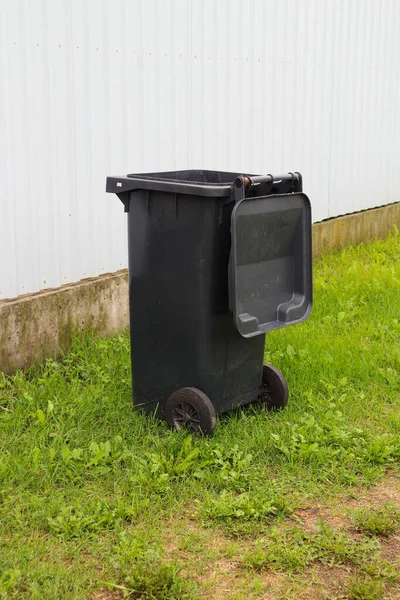 Cubo Basura Plástico Hierba Sobre Fondo Blanco Actitud Responsable Hacia —  Fotos de Stock