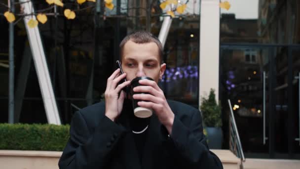 Ritratto bell'uomo caucasico che parla al telefono all'aperto. Uomini d'affari che parlano su smartphone per strada. Uomo felice chiama il telefono all'aperto. — Video Stock