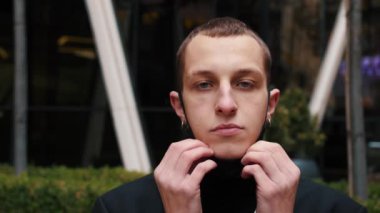 Koruyucu yüz maskesi takan portre adam, COVID-19 Coronavirus enfeksiyonuna bak. Havaalanı salgını virüsü. Erkek turist salgını. Ağır çekim hava hastalığı.