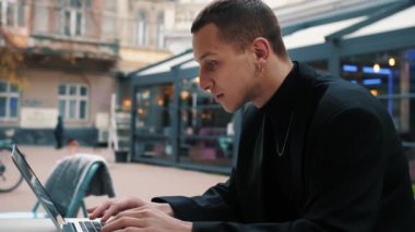 Heyecanlı iş adamı dizüstü bilgisayardaki e-postaları kontrol ediyor. Şaşırtıcı erkek profesyonel kazanan yeni iş fırsatı, ödül ikramiyesi, finansal piyasa büyüme kavramını kutluyor.