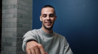 Genç Kafkasyalı serbest çalışan adam evde bilgisayar üzerinde çalışıyor. Genç erkek profesyonel evde bilgisayar kullanıyor.