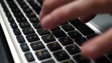 Ev ya da ofisteki masada oturan dizüstü bilgisayarda yazan elleri kapat.