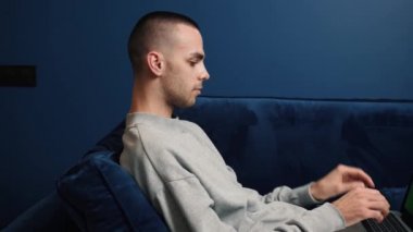 Film izlemek için dizüstü bilgisayar kullanan yakışıklı beyaz bir adam. Yeşil Ekran
