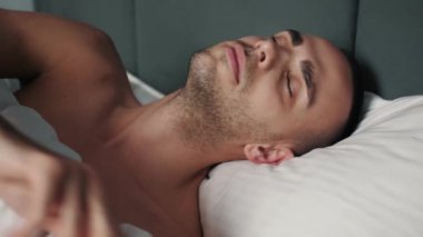 Kafkasyalı yorgun bir adam yatakta huzur içinde uyuyor. Adam yatakta uyuyacak, yorucu bir gün, gece uykusu.