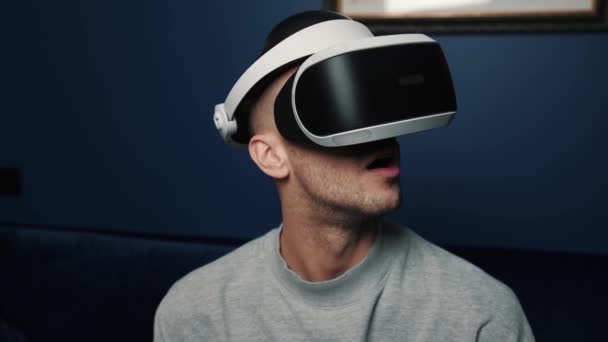 Slow motion scene video van een blanke man met behulp van een VR-apparaat om videospelletjes thuis te spelen. — Stockvideo