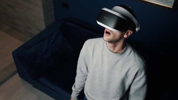 Slow motion scene video van een blanke man met behulp van een VR-apparaat om videospelletjes thuis te spelen. — Stockvideo