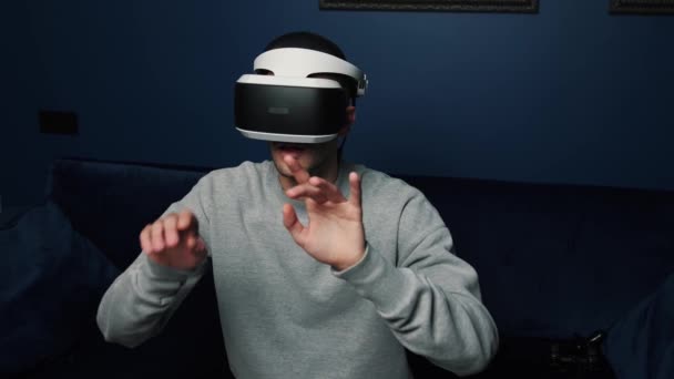 Zpomalené video scény bělocha, který používá zařízení VR k hraní videoher doma. — Stock video