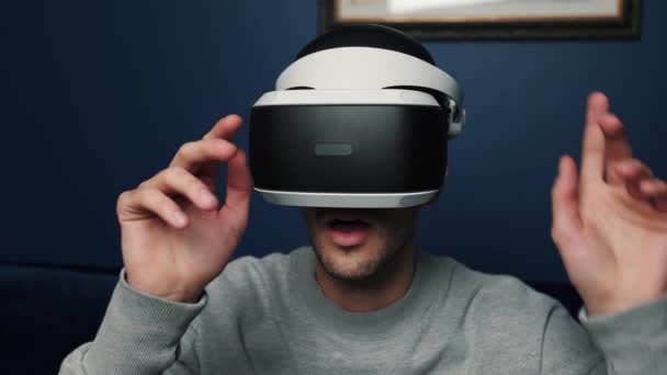 Slow motion scene video van een blanke man met behulp van een VR-apparaat om videospelletjes thuis te spelen. — Stockvideo