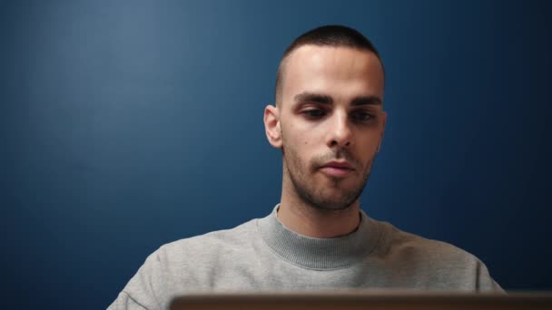 Gericht Kaukasisch zakenman werk en typen op een laptop. Jonge mannelijke professional met behulp van laptop zitten aan het kantoor thuis. — Stockvideo