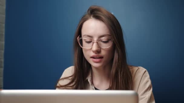 Belle femme caucasienne vidéo appelant sur ordinateur portable, formation webinaire en streaming en ligne, conférence en conversation de chat web à distance. Travail à domicile. — Video