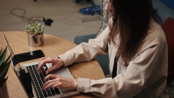 Молода біла жінка використовує ноутбук, дивлячись на повідомлення на екрані, жінка спілкується на ноутбуці. перегляд серфінгу в Інтернеті соціальних мережах, що вивчаються або працюють онлайн вдома — стокове відео