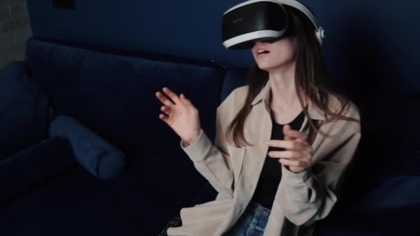 Žena doma zažívá virtuální realitu 3D hry simulace zábavy činnost nošení VR sluchátka helmy doma. Koncept technologií. — Stock video