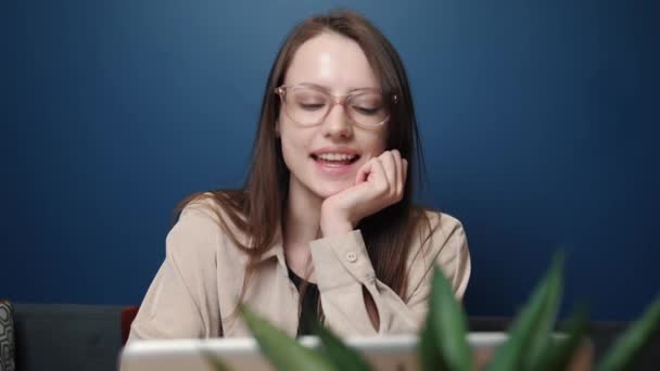 Усміхнена молода біла жінка використовує ноутбук, дивлячись на повідомлення на екрані, щаслива леді спілкується на ноутбуці. перегляд серфінгу в Інтернеті соціальних мережах, що вивчаються або працюють онлайн вдома — стокове відео
