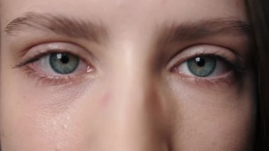 Kadın mavi gözlerini aç. Geniş mavi gözlü kadın yüzünü kapat. Esmer kadın portresi. Güzel dişi makro. Çekici bakışlı kamera. Mükemmel model yüz.