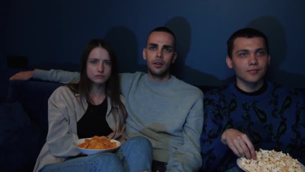 Amigos sensíveis assistindo filme triste em casa — Vídeo de Stock