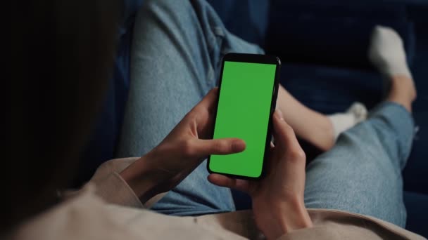 Κοντινό πλάνο Γυναίκα στο σπίτι χρησιμοποιώντας Smartphone με πράσινη οθόνη Mock-up, Κάνοντας Swiping, κύλιση χειρονομίες. Woman Using Mobile Phone, Internet Social Networks Περιήγηση. Φωτογραφία κάμερας προβολής — Αρχείο Βίντεο