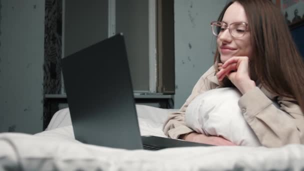 Happy Smiling Woman rozmawia przez wideo połączenie na laptopie w sypialni w domu. — Wideo stockowe