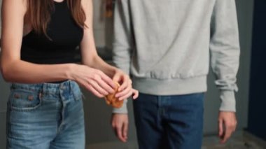 Genç, mutlu, aktif aile çifti birlikte dans ediyor, birlikte gülüyor, evde yemek hazırlıyor, kaygısız, neşeli karı ve koca sağlıklı romantik yemekler pişiriyor, romantik yemekler pişiriyor, modern mutfakta müzik dinliyor.