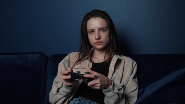 Bored Woman bosteza jugando un videojuego en casa por la noche. Aburrido jugador mujer sentada en un sofá, jugando videojuegos en. — Vídeos de Stock