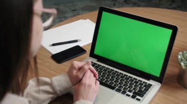 Omuz üstü, ev videosundan kadın görüntüsü yeşil ekran ile arama ve ev konseptinden birini konuşma..