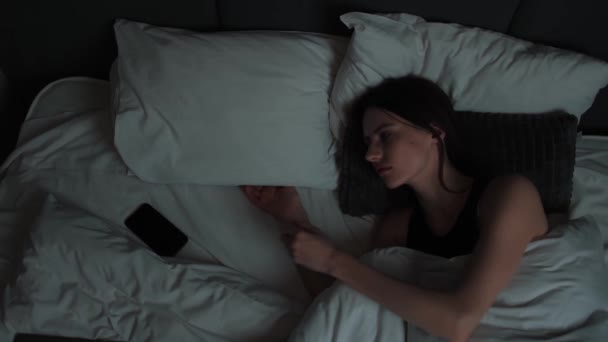 Caucasienne jeune femme elle se réveille lorsque smartphone appelant — Video