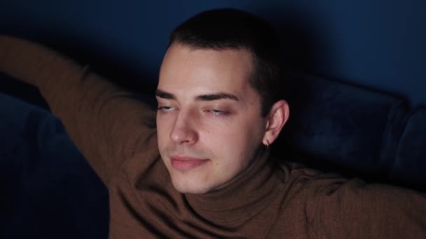 Happy paresseux jeune homme se détendre rêverie méditer assis sur un canapé confortable à la maison dans le salon, calme gars repos respirant l'air frais ayant sieste avec les yeux fermés sensation de tranquillité d'esprit, aucun soulagement sans stress — Video