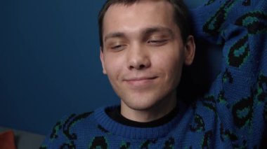 Sakin, Kafkas delikanlısı. Kanepede dinleniyor, gözleri kapalı uyuyor. Mutlu, sağlıklı adam kanepede soluklanıyor.