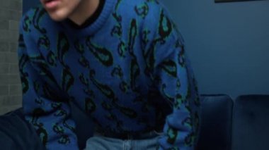 Üzgün, bunalımlı, Kafkasyalı bir adam kafasını ellerinin arasına almış oturuyor. Umutsuzluk içinde başını sallıyor.. 