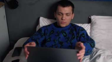 Gece geç saatlerde laptopta çalışan ve daktilo yazan yorgun beyaz bir adam. Sonra da uyuyakalmış..