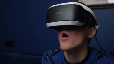 Evde video oyunları oynamak için bir VR başlık cihazı kullanan Kafkas bir adamın ağır çekim sahne videosunu kapat. 