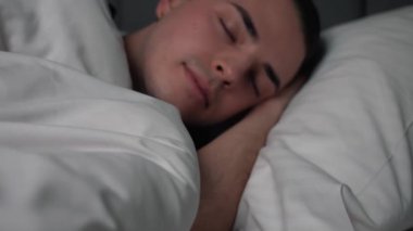 Kafkasyalı yorgun bir adam yatakta huzur içinde uyuyor. Adam yatakta uyuyacak, yorucu bir gün, gece uykusu.
