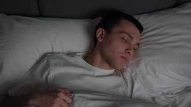Üst Düzey Erkek Sorununun Tavan Arası Yatak Odasında Uyuması. Güzel genç adam kötü rüya görüyor. Insomnia 'lı bir adam. Uyku Bozukluğu.