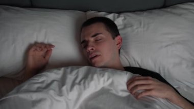 Üst Düzey Erkek Sorununun Tavan Arası Yatak Odasında Uyuması. Güzel genç adam kötü rüya görüyor. Insomnia 'lı bir adam. Uyku Bozukluğu.