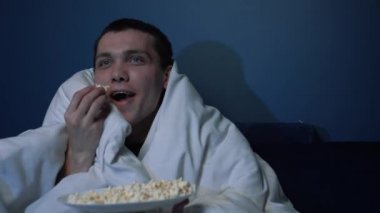 İlgi, tutku, coşku, komik bir kavram. Mutlu Adam akşamları yalnız başına televizyon seyrediyor ve patlamış mısır yiyor. Ekranda gördükleriyle çok ilgileniyor ve gözlerini alamıyor.